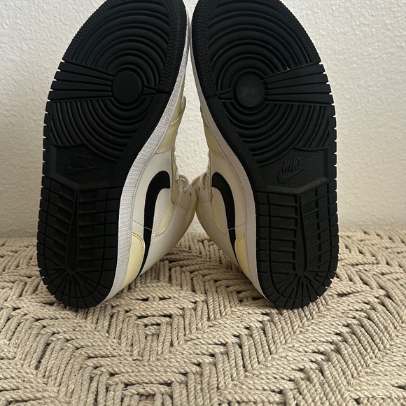 2022 Air Jordan 1 Mid Coconut Milk Women's. - Picture 6 of 9